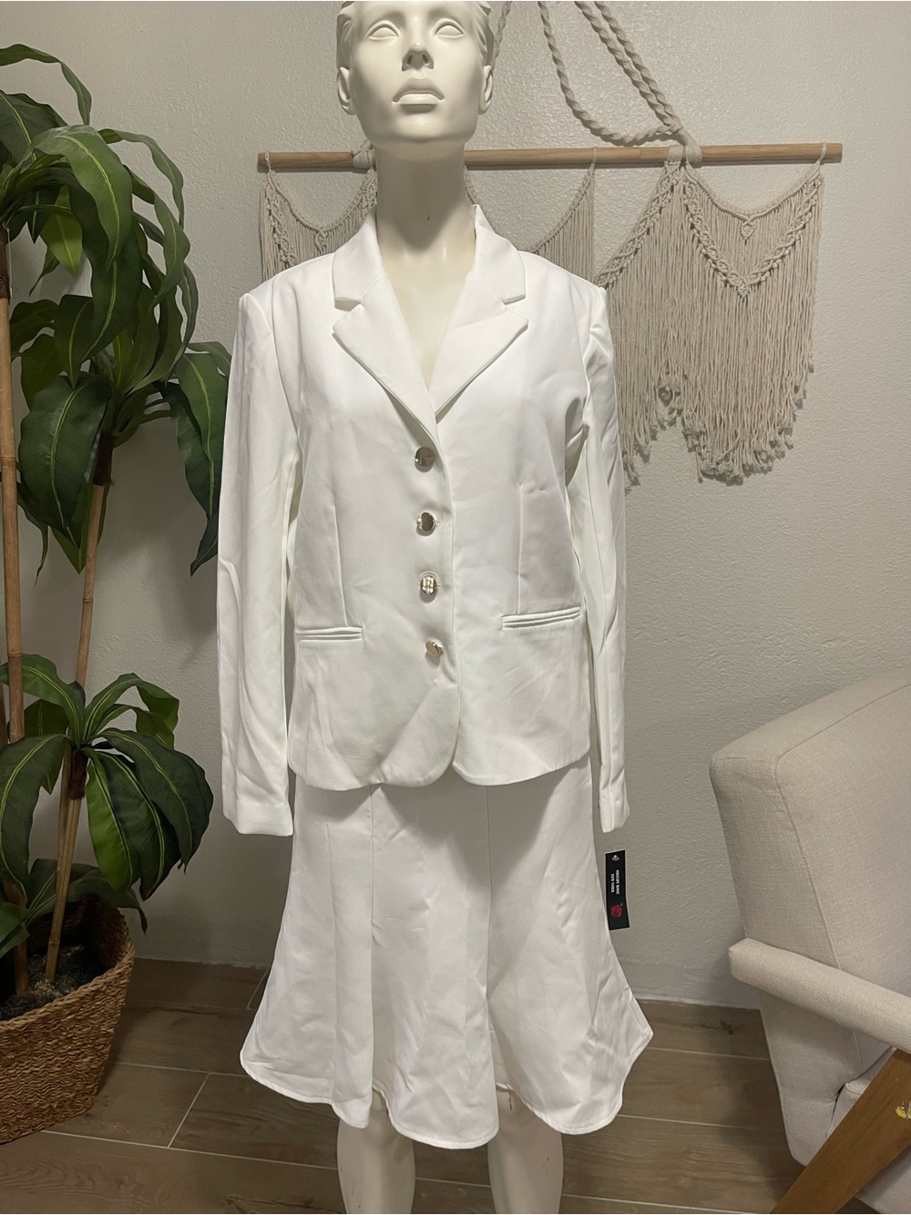 Women’s White 2-Piece Skirt Suit Set Size 14 4-Button Notch Lapel Blazer